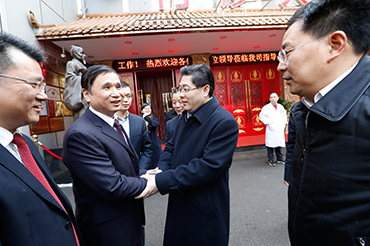 隋忠誠副省長春節(jié)前夕走訪慰問頤而康員工