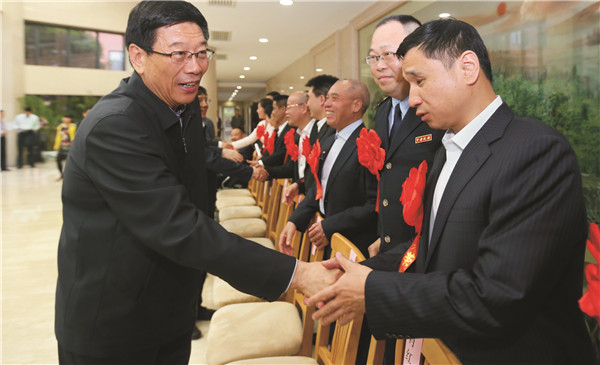 時(shí)任湖南省委書記、省人大常委會(huì)主任徐守盛鼓勵(lì)頤而康公司負(fù)責(zé)人為社會(huì)作出更多貢獻(xiàn)。