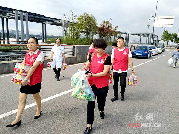 頤而康志愿服務(wù)隊把“愛心”送上堤